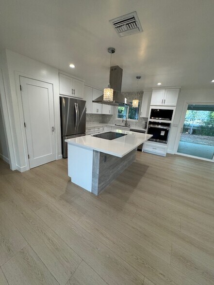 Building Photo - 10839 Fellows Ave