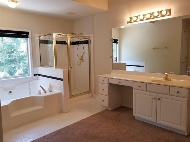 Building Photo - 2828 Oglethorpe Run Square