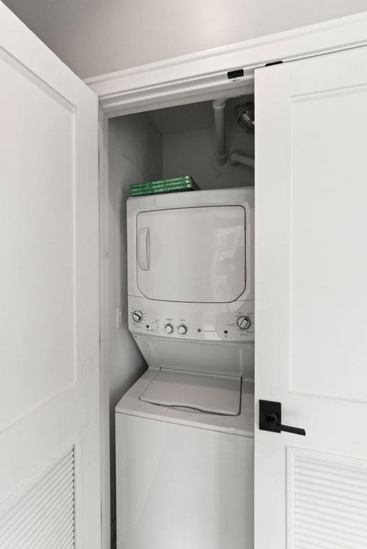 Building Photo - 1050 W Cornelia Ave