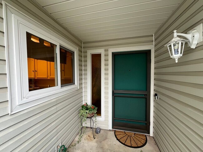 Building Photo - Very Nice Condo! 3 Miles to Cal Poly Groups Welcome Available June