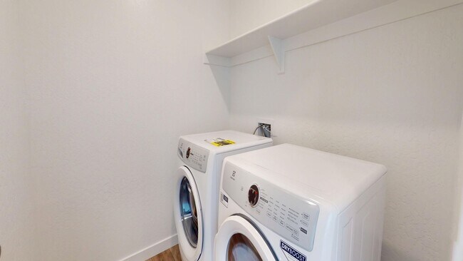 Building Photo - 3231 Carambola Ave