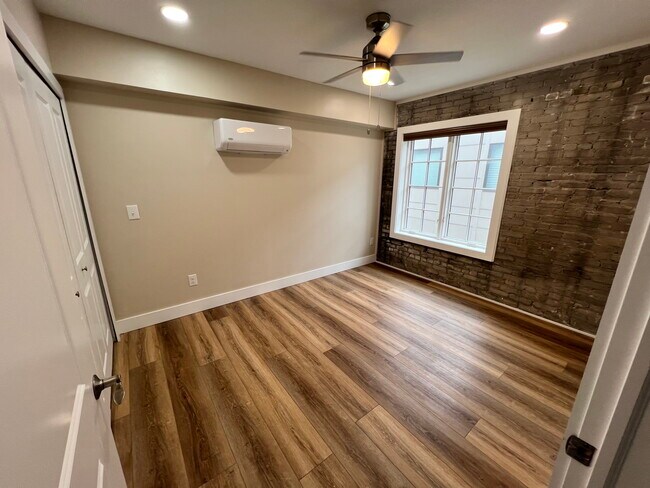 Building Photo - 208 S Jackson St