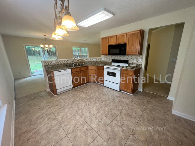 Building Photo - Beautiful 3b Room! Move in ready!