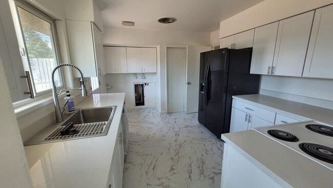 Primary Photo - Moses Lake 3 bedroom 1 bath with den and g...