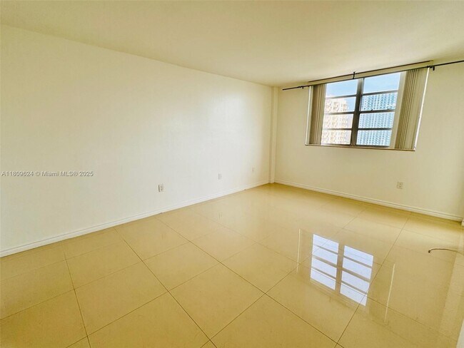 Building Photo - 1833 S Ocean Dr