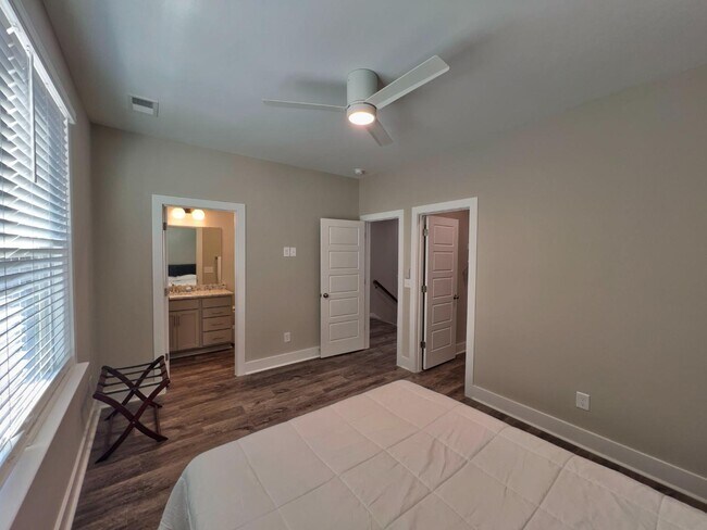 Building Photo - 3925 Overbrook Dr