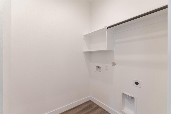 Building Photo - 10726 Pine Pink