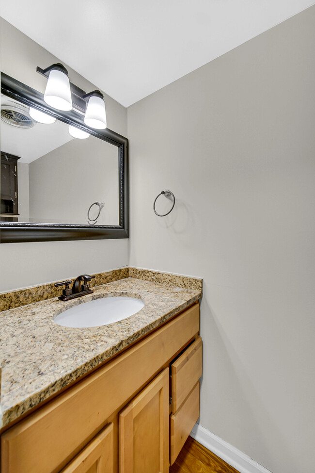 Building Photo - 2301 Knollwood Cir