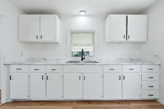 Building Photo - New 3 bedroom listing!