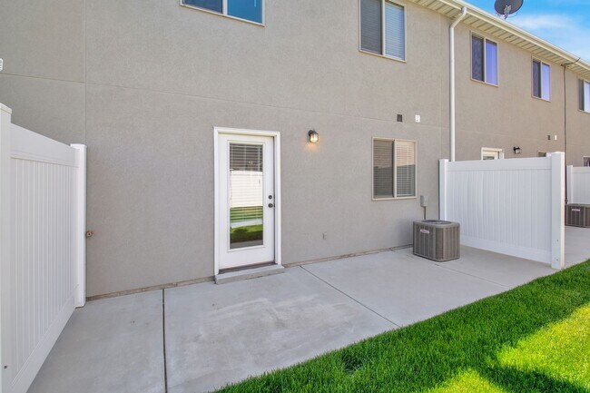 Building Photo - Beautiful 3 Bed, 2.5 Town Home in West Haven, Pet Friendly! Available on April 22nd!