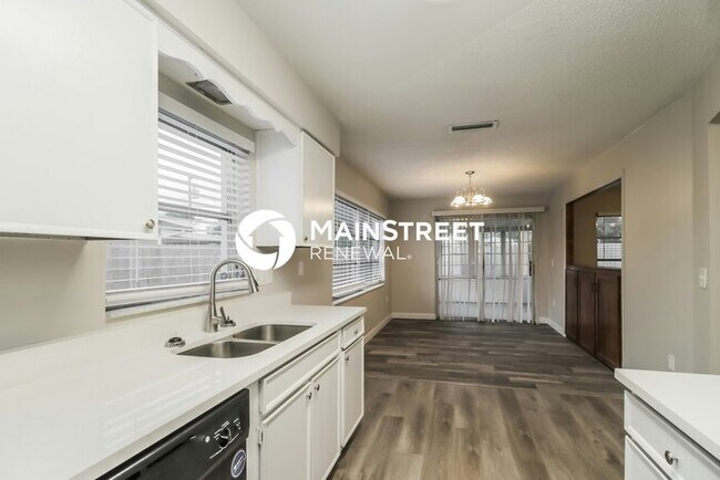 Building Photo - 3 Bedroom Pet-Friendly Home in ORLANDO, FL with Main Street Renewal