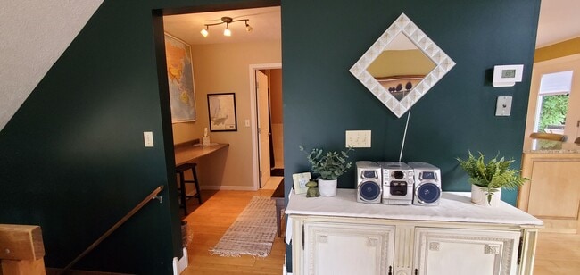 Building Photo - Off-Season Rental | Available 10/15/25 – 5...