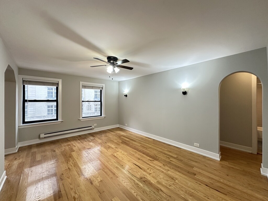 Building Photo - 411 W Roscoe St