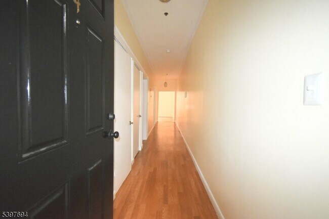 Building Photo - 1600 Maple Ave