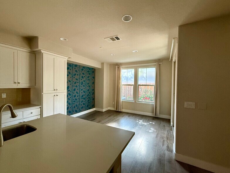 Dining ..beautiful accent wall ! - 27 Rogers Ln