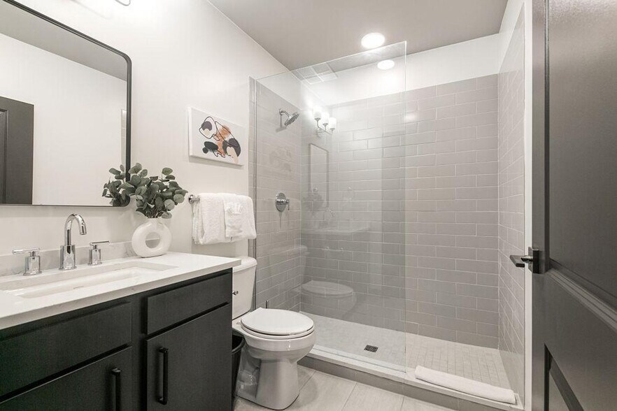 Building Photo - 611 Commerce St