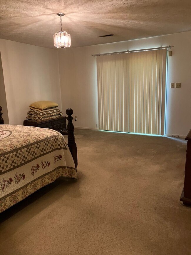 Building Photo - 4852 Rosewell Dr