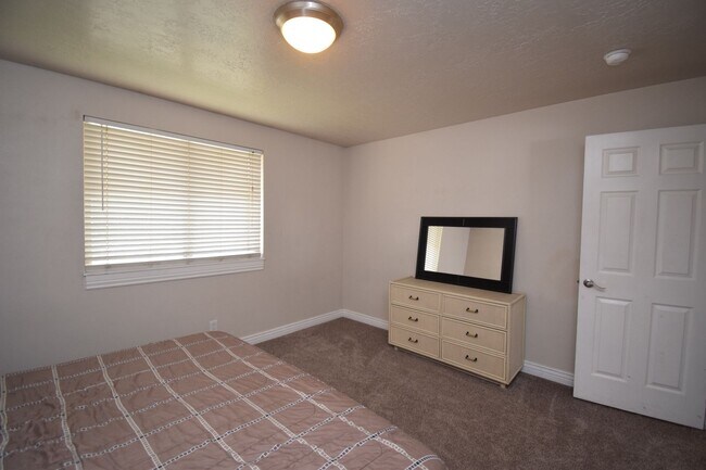 Building Photo - Charming West Jordan 4 Bed with Open Layout and Spacious Primary!!