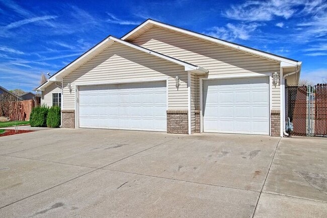 Building Photo - Beautiful 3 bedroom Fruita Home