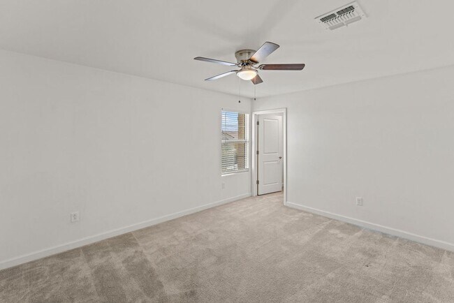 Building Photo - 4 Bedroom 2.5 Bathroom
