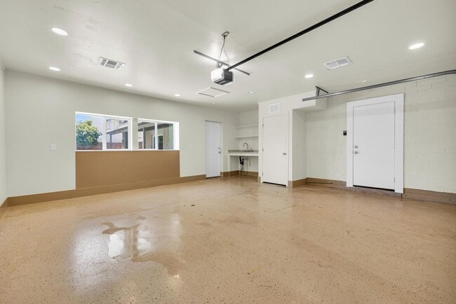 Building Photo - 6 Bedrooms, 3 Bath,  Pool CLOSE TO ASU (Rural & Broadway)