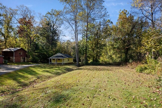Building Photo - Updated Cottage on Haw Creek!