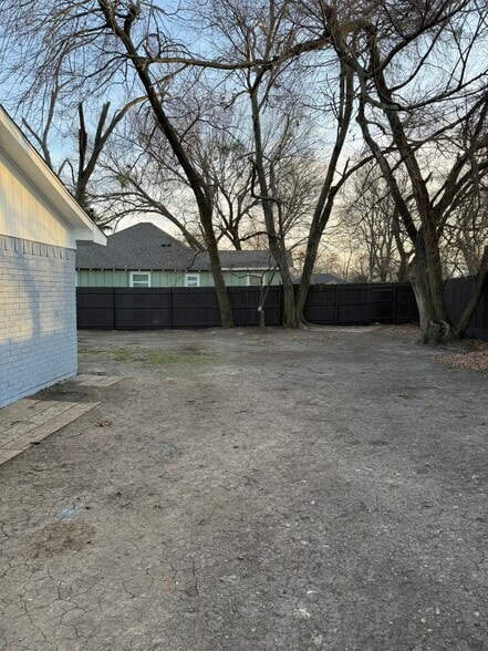 Side view of huge backyard with full privacy fence. - 308 E Bourn St