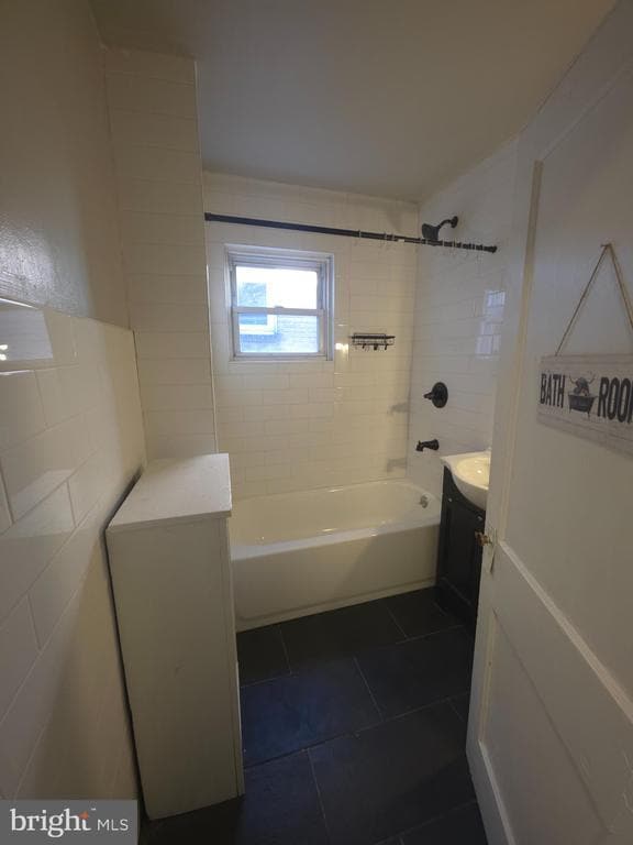 Building Photo - 707 Long Ln