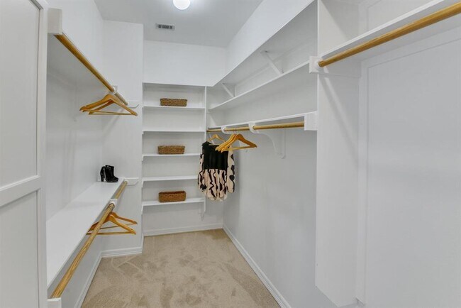 Building Photo - 701 Oaklands Dr