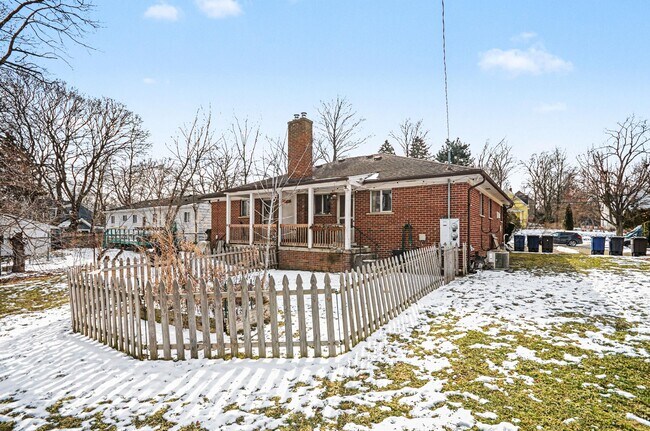 Building Photo - 924 Lutz Ave