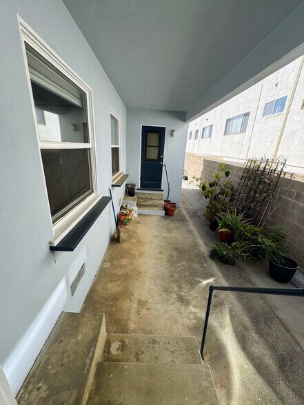 Shared semi-private back patio - 839 21st St
