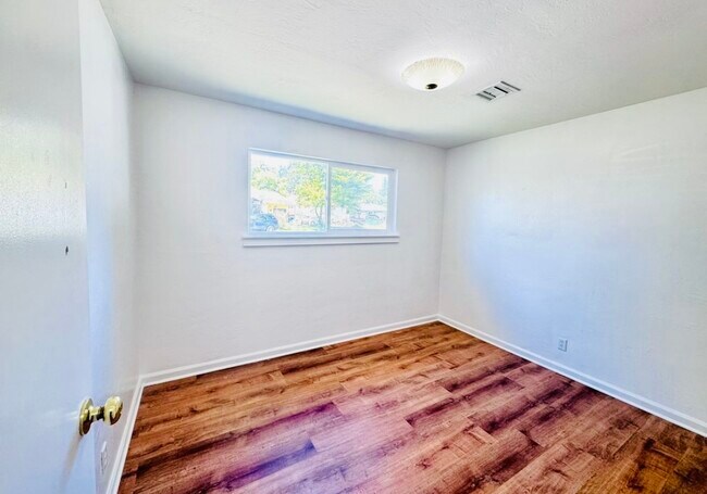 Building Photo - 337 Spruce Dr