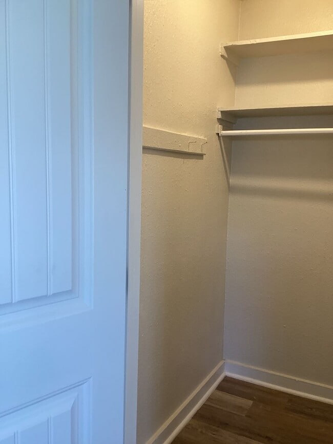 Building Photo - Gorgeous Newly Renovated 1 Bedroom Pets We...