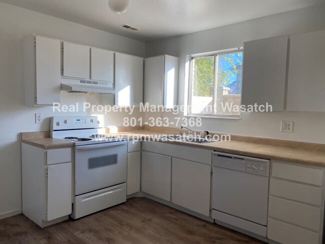 Building Photo - Check out This Unique 3 bed 1.5 Bath Townhome in Murray