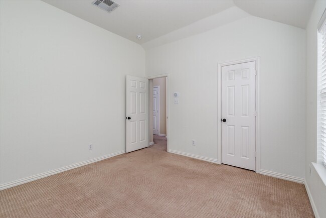 Building Photo - 5055 Navajo Dr