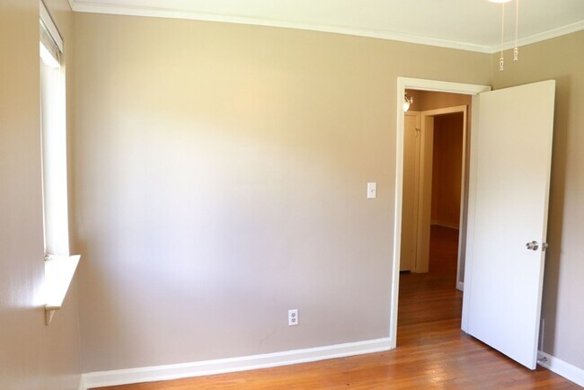 Building Photo - Irresistible 3-bedroom will leave you deli...