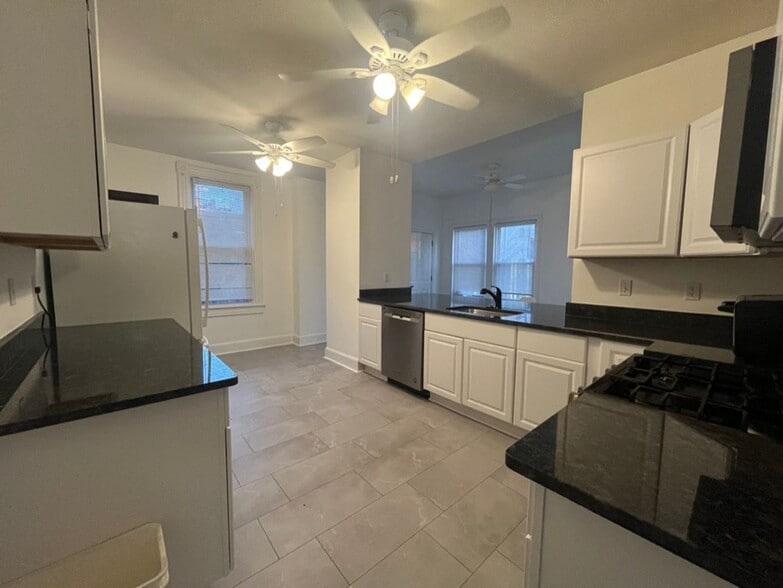 Building Photo - 1033 Newton St NE