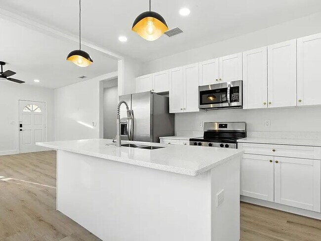 Building Photo - Fall Semester Move-In | Spacious 5BR Home in Ridgewood Park