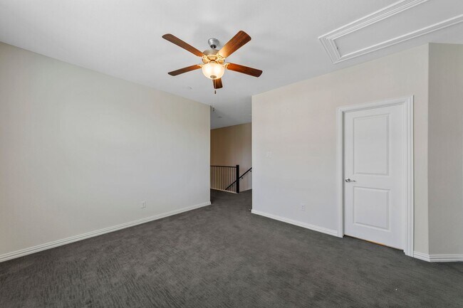 Building Photo - Luxury Townhouse