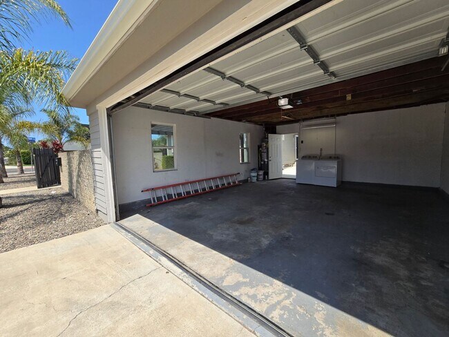 Building Photo - 3BD/2BA w/ Driveway Parking!