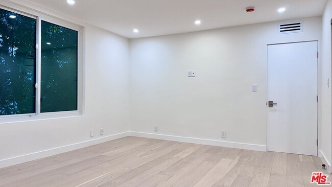 Building Photo - 414 N Palm Dr