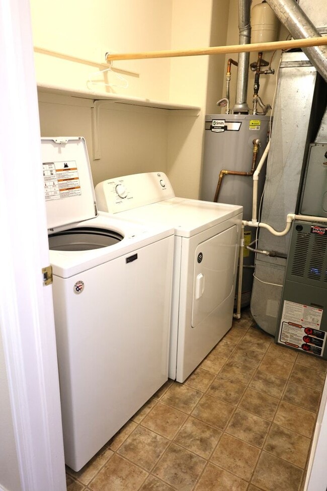 Building Photo - CUTE, CUTE, CUTE 3 BDRM TOWNHOME WITH GAS FIREPLACE!