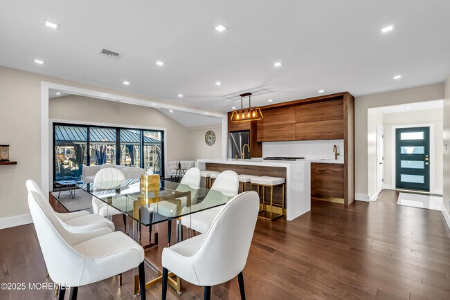 Building Photo - 320 Silver Lagoon Dr