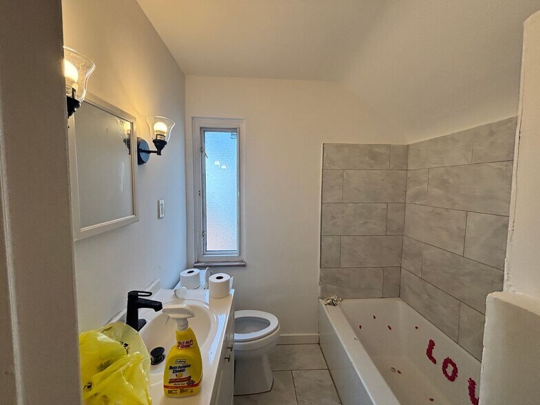 Building Photo - 15496 Gilchrist St