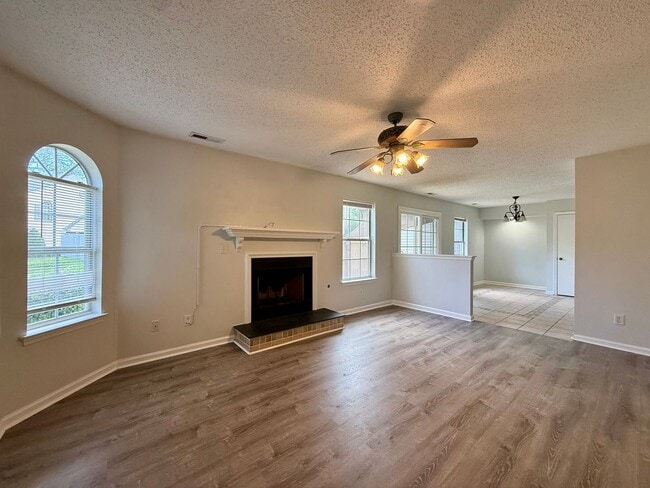 Building Photo - Bright and spacious 2 bed, 2.5 bath condo in the heart of Virginia Beach!