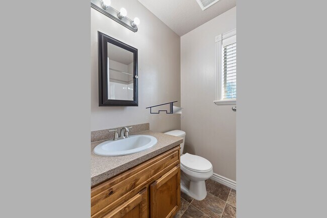 Building Photo - Fantastic Ogden 3 Bedrooom Townhouse!
