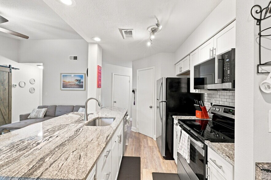 Building Photo - 8630 Mallard Reserve Dr
