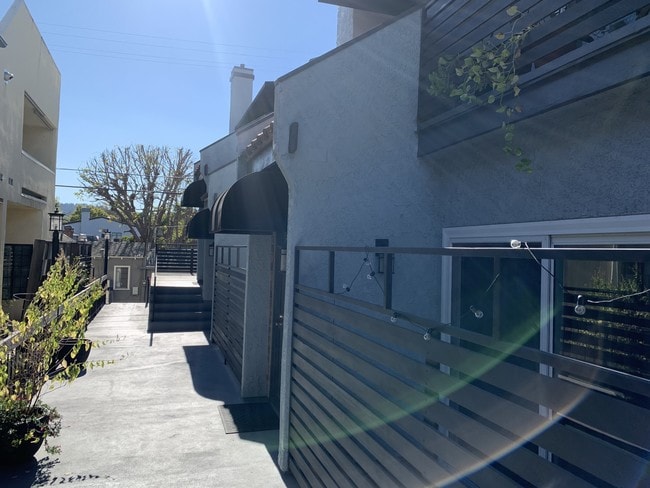 Building Photo - 11610 Moorpark St