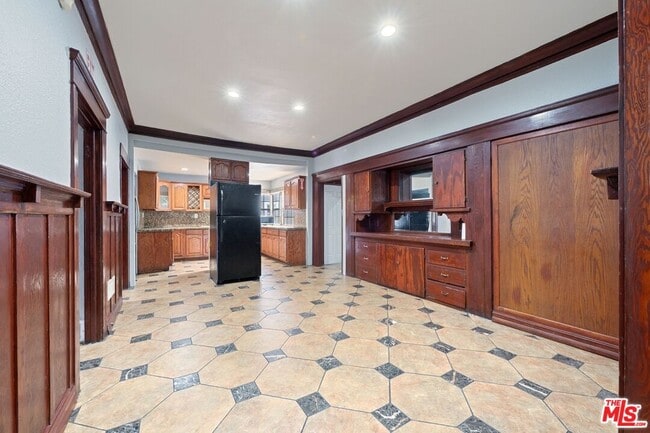 Building Photo - 1750 W 49th St