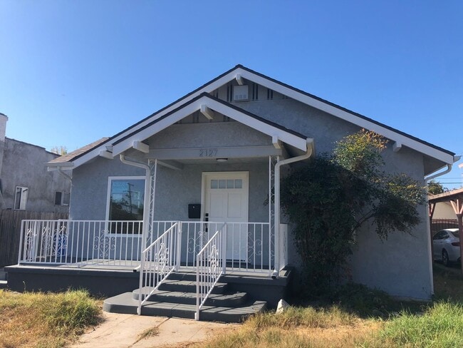 Primary Photo - 2127 S Sycamore Ave